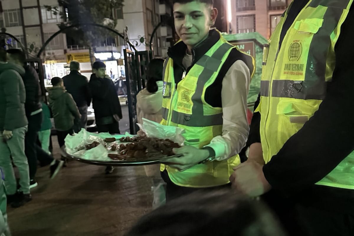 Umut Kervanı'ndan Batman'da cami cemaatine ikram