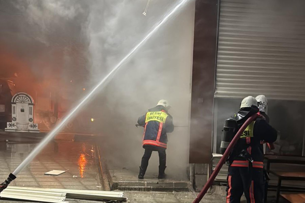 Adıyaman'da bakkal ve hırdavat dükkanında yangın çıktı