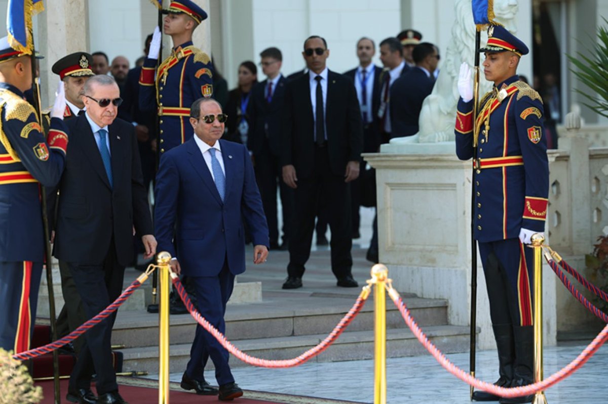 Cumhurbaşkanı Erdoğan Mısır'da havalimanında Sisi tarafından karşılandı