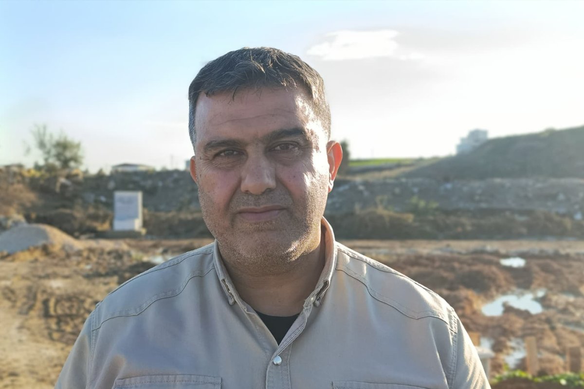 Vatandaş selden etkilenen mezarları kendisi onarıyor