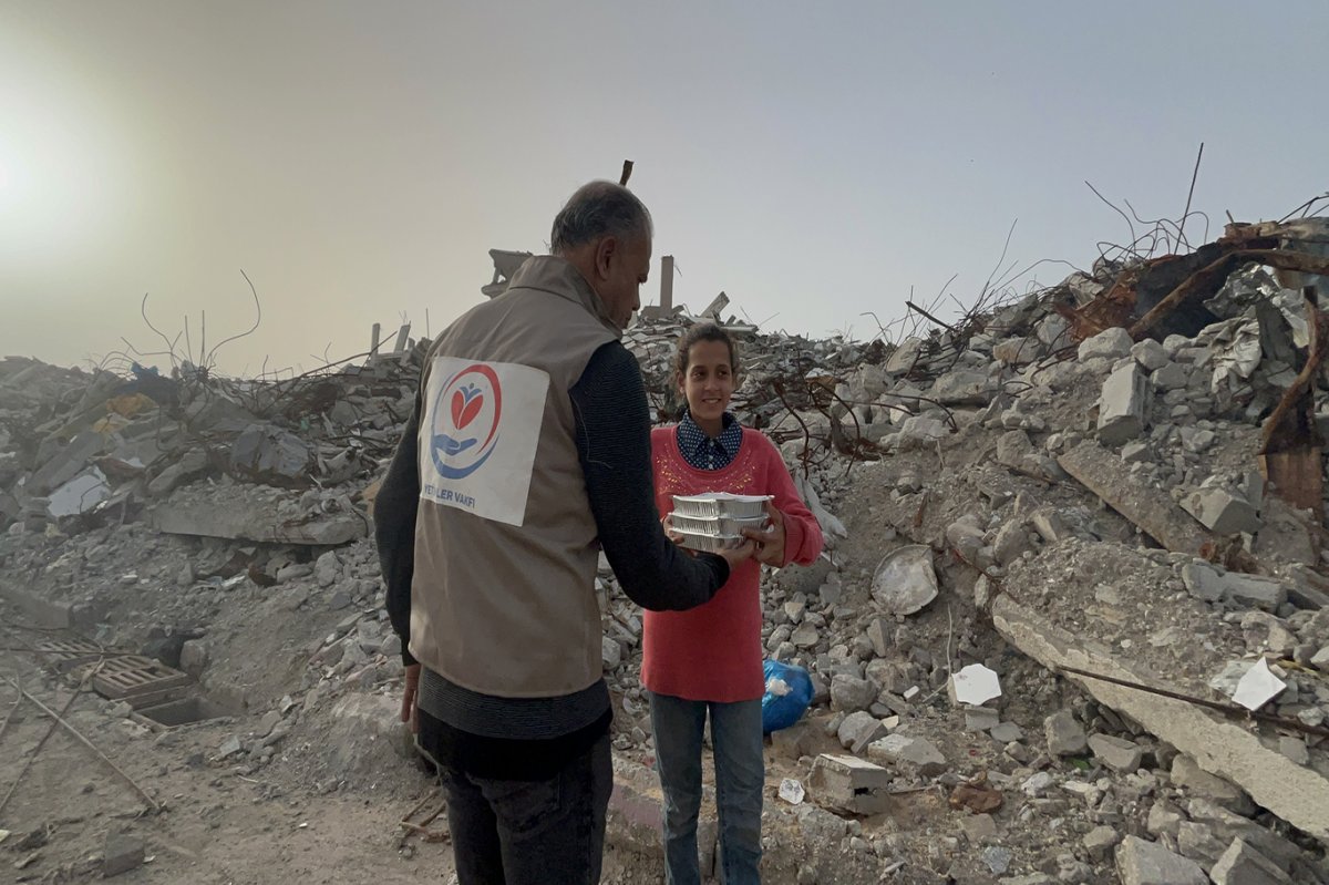 Yetimler Vakfı’ndan Berat Gecesi’nde Gazze’de sıcak yemek dağıtımı