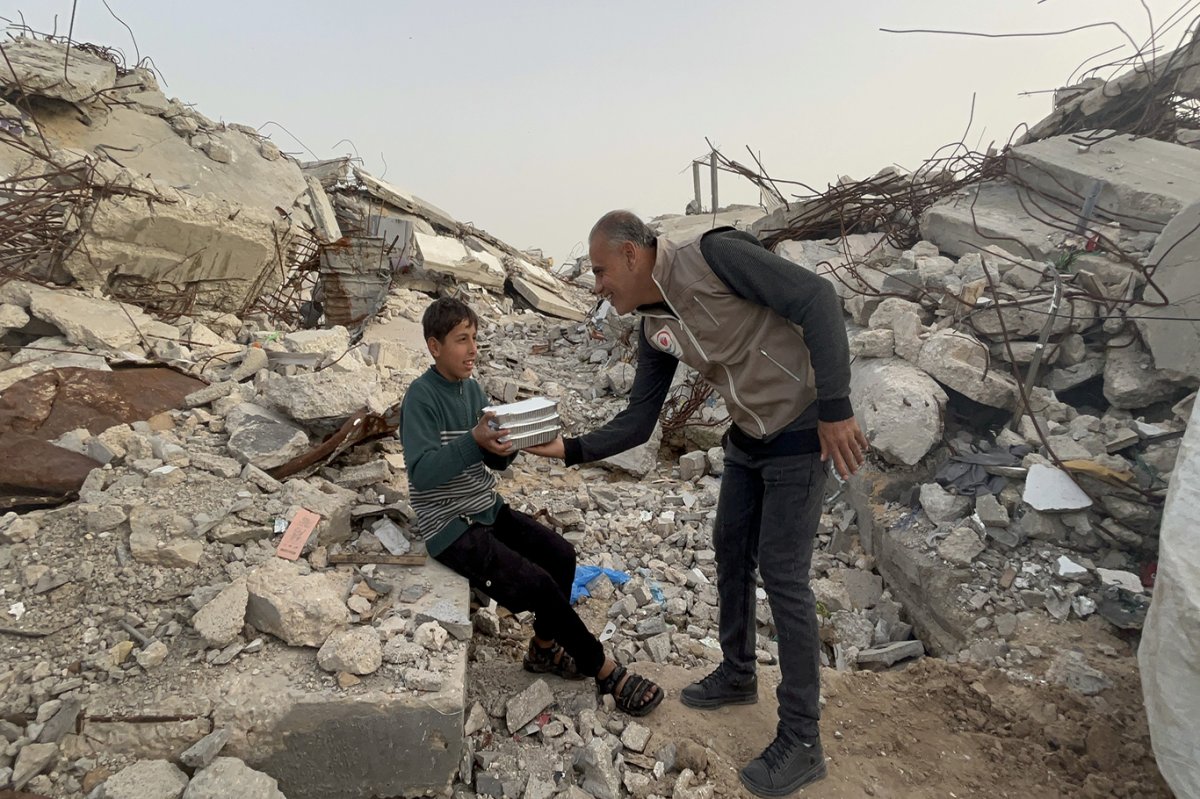 Yetimler Vakfı’ndan Berat Gecesi’nde Gazze’de sıcak yemek dağıtımı