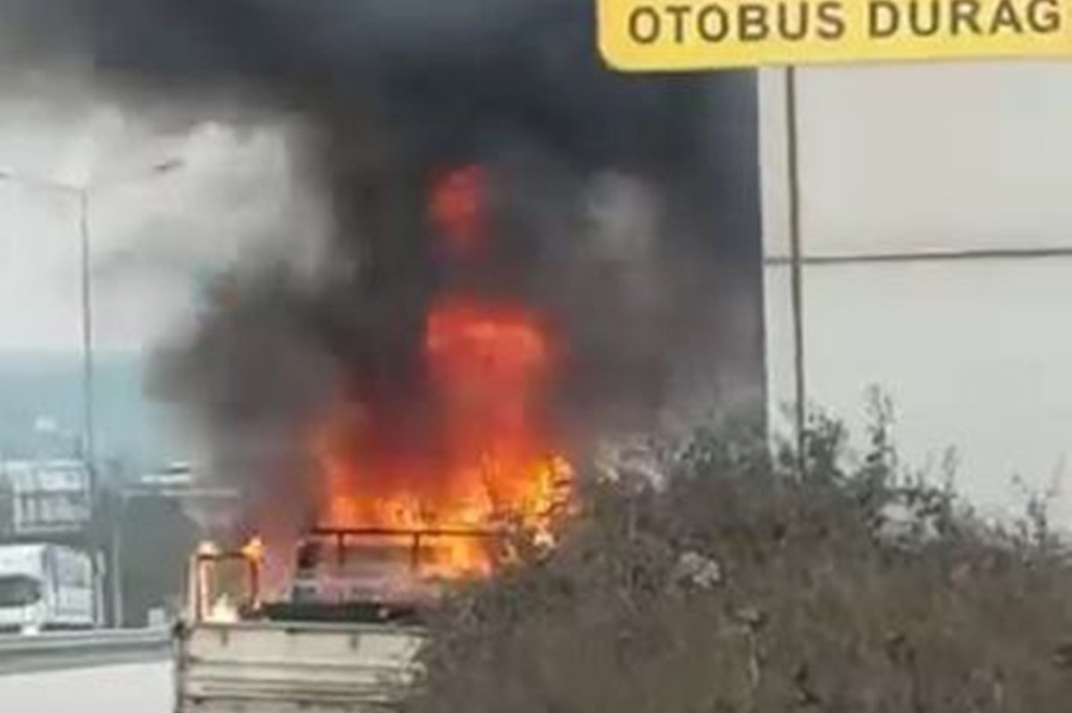Bursa’da hareket halindeki kamyonet alev aldı