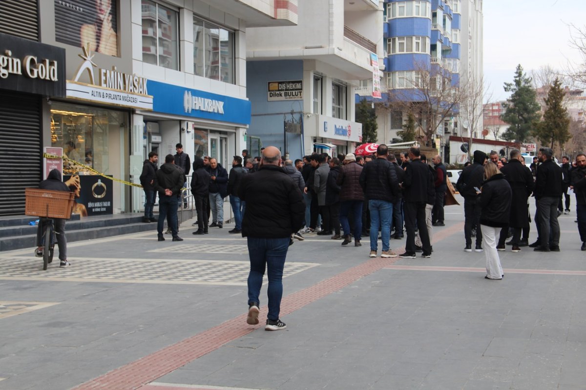 Batman'da kuyumcuya silahlı gasp: 2 kiloya yakın altın çalındı