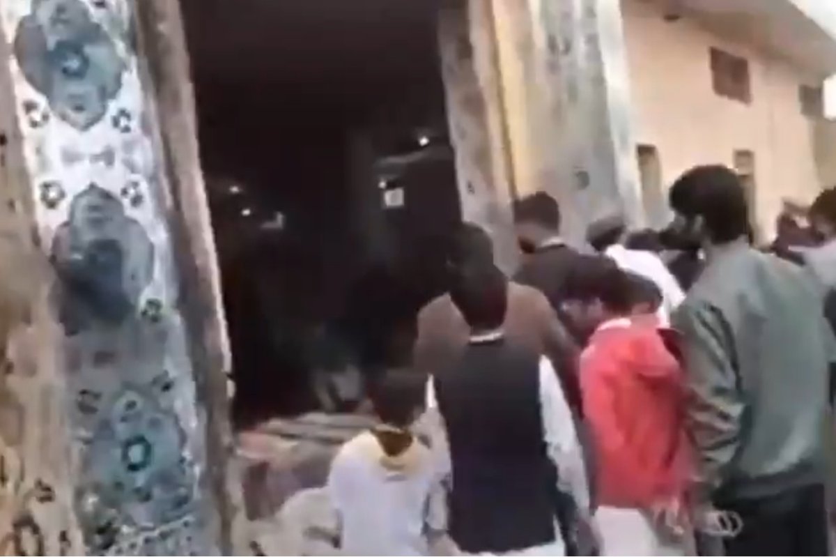 Pakistan'da camiye saldırı: 15 ölü 80 yaralı