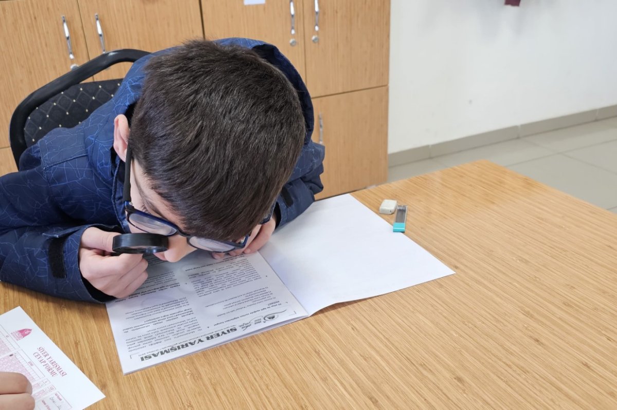 Gözlerinden rahatsız olan çocuk, Siyer Yarışması'na elinde mercekle katıldı