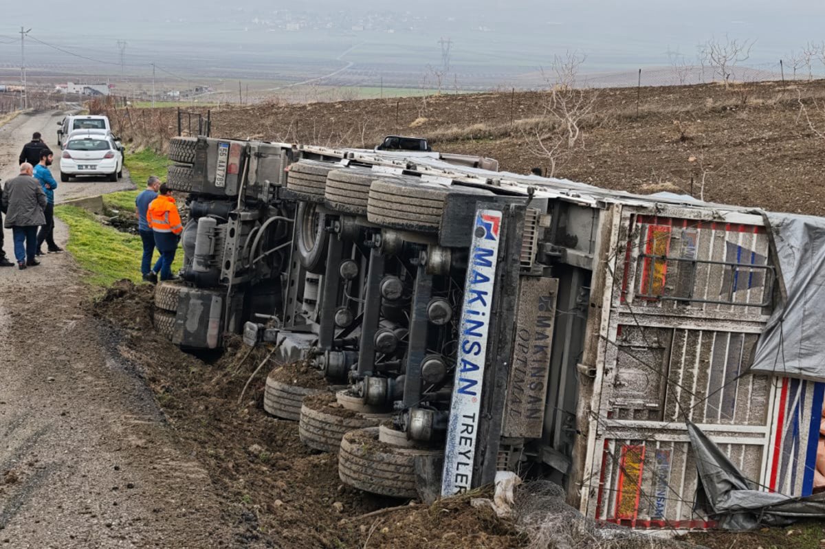 Gübre yüklü tır devrildi: 4 yaralı