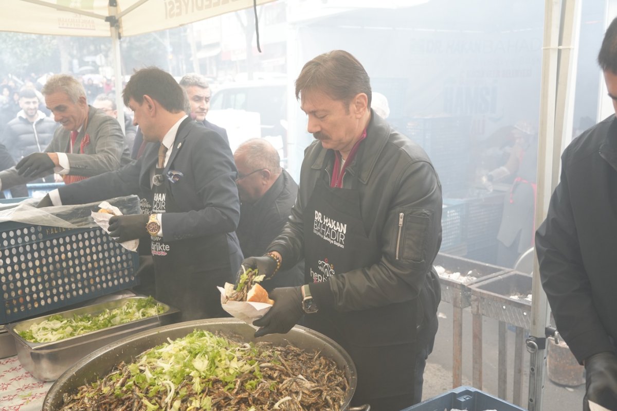 İstanbul'da hamsi festivali: 10 bin kişiye 5 ton hamsi ikram edildi