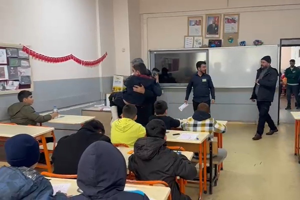 Siyer sevdası engel tanımadı, kırık ayağıyla Siyer Yarışmasına girdi