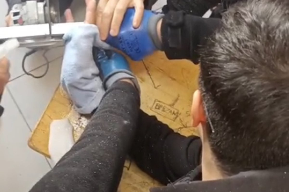 Batman'da parmağı akıllı tahtaya sıkışan öğrenci itfaiye ekiplerince kurtarıldı