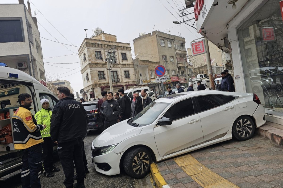 Mardin’de iki otomobil çarpıştı: 2 yaralı