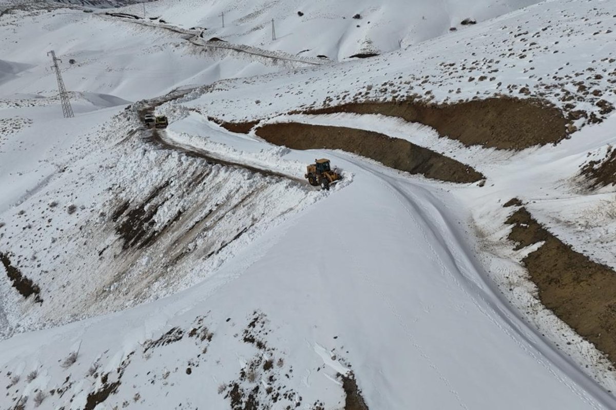 Siirt Pervari’de kar ve tipi nedeniyle kapanan köy yolları yeniden ulaşıma açıldı