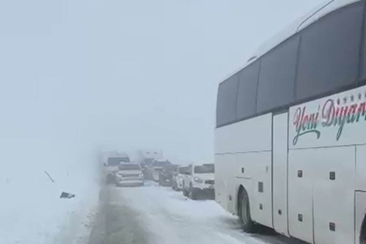 Doğubayazıt-Ağrı Karayolunda kilometrelerce kuyruk oluştu