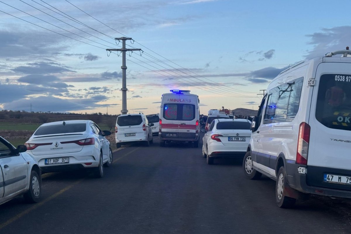 Mardin’de otomobil ile hafif ticari araç kafa kafaya çarpıştı: 4 yaralı