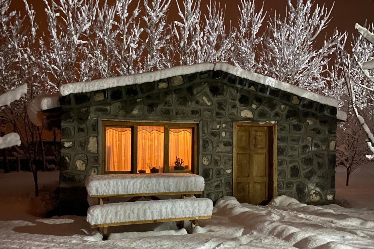 Meyve ağaçları kar altında görsel şölen oluşturdu