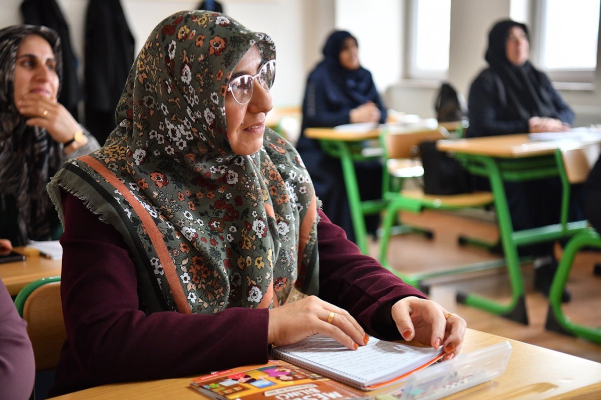 Yaşlı teyzelerin okuma azmi imrendirdi