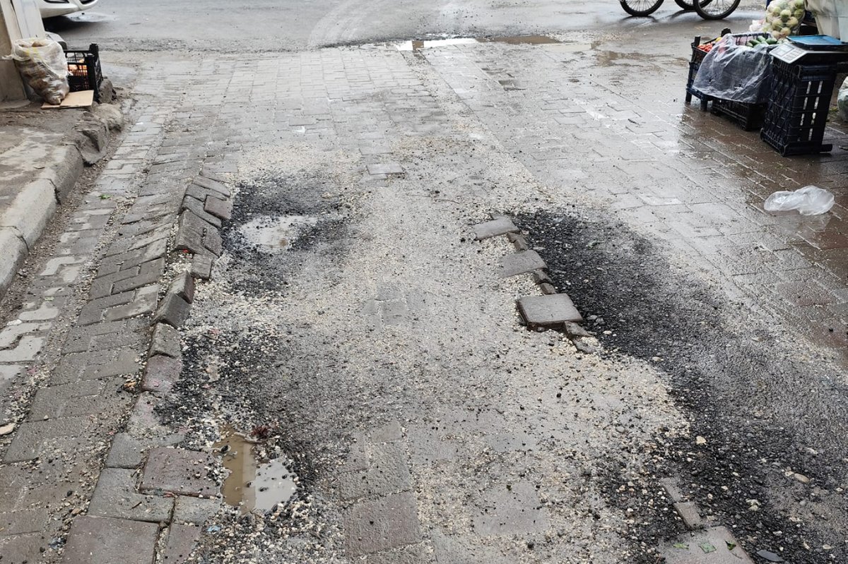 Diyarbakır sokaklarında kar ve su çekilince çöken yollar gün yüzüne çıktı