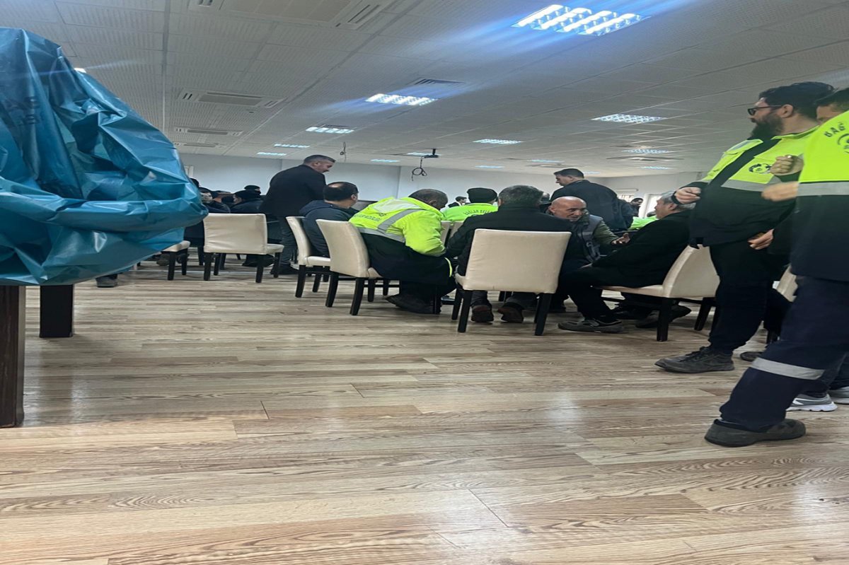 Diyarbakır'da maaşlarını eksik alan belediye işçileri iş bırakma kararı aldı