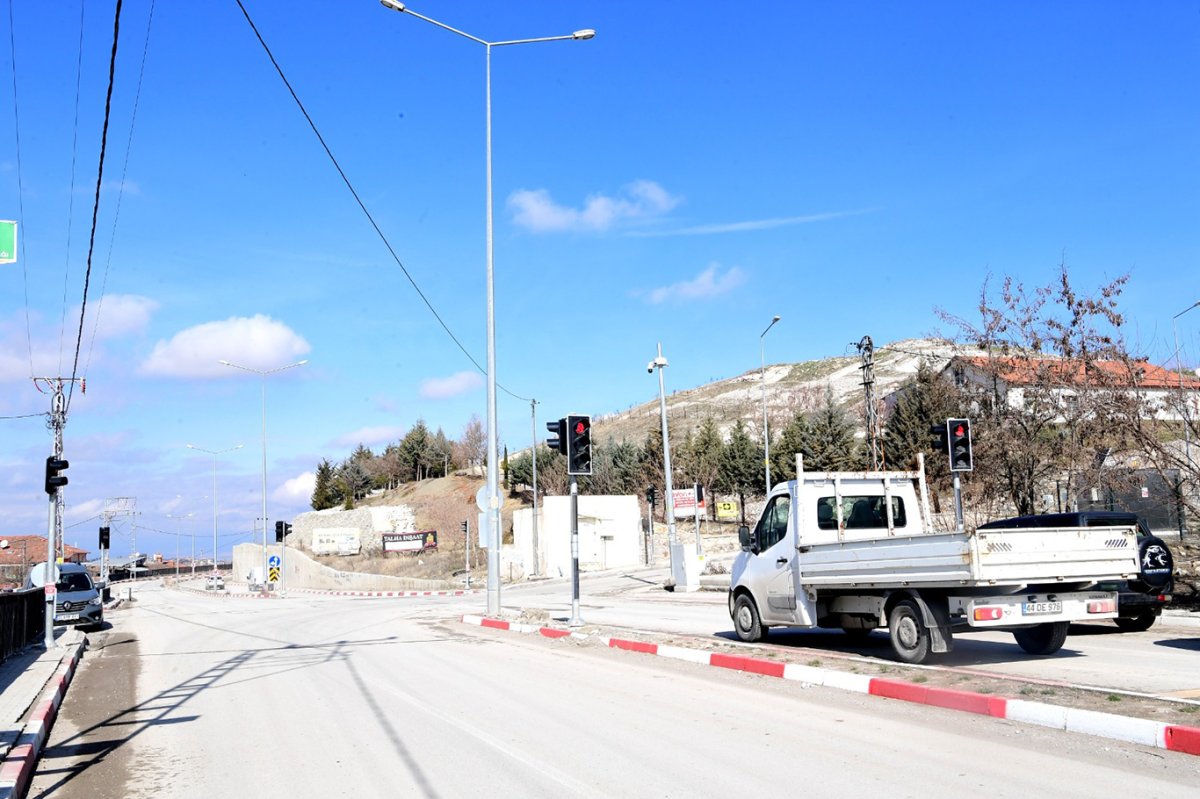 Malatya'da trafiğin yoğun olduğu noktalara sinyalizasyon sistemi kuruluyor