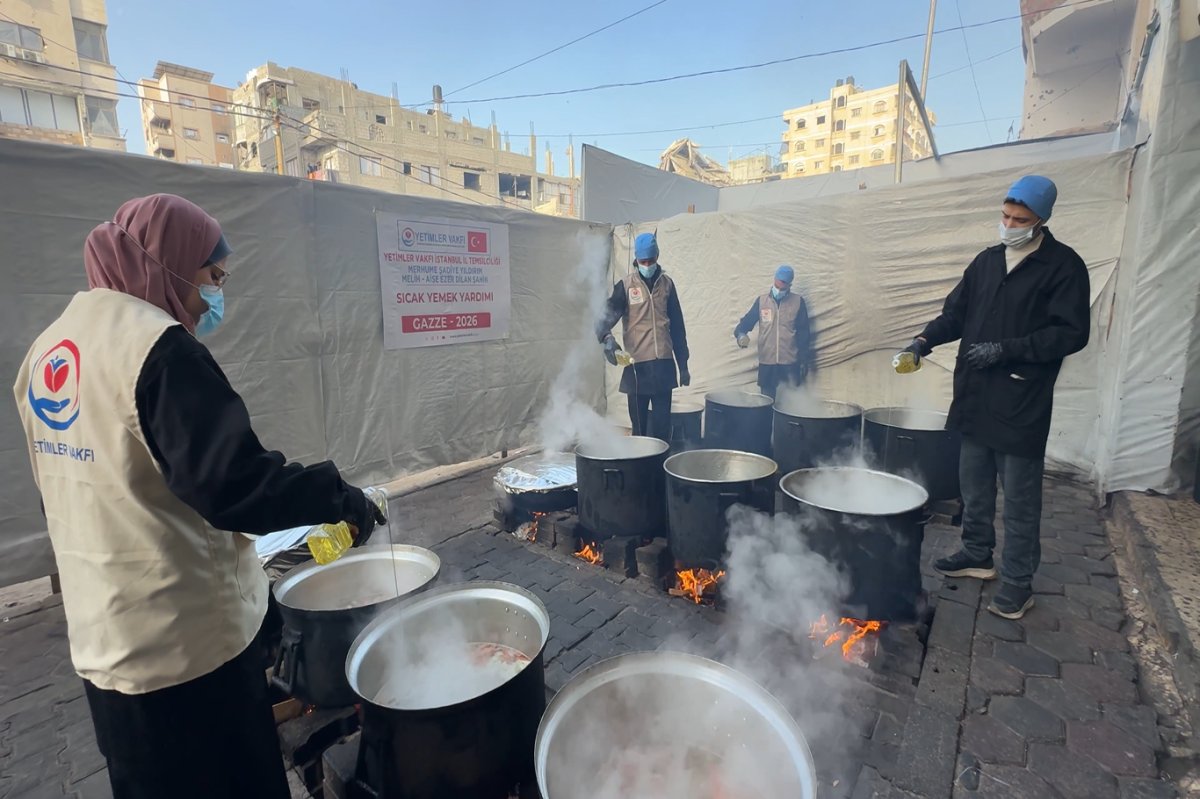 Yetimler Vakfı’ndan abluka altındaki Gazze’de sıcak yemek dağıtımı