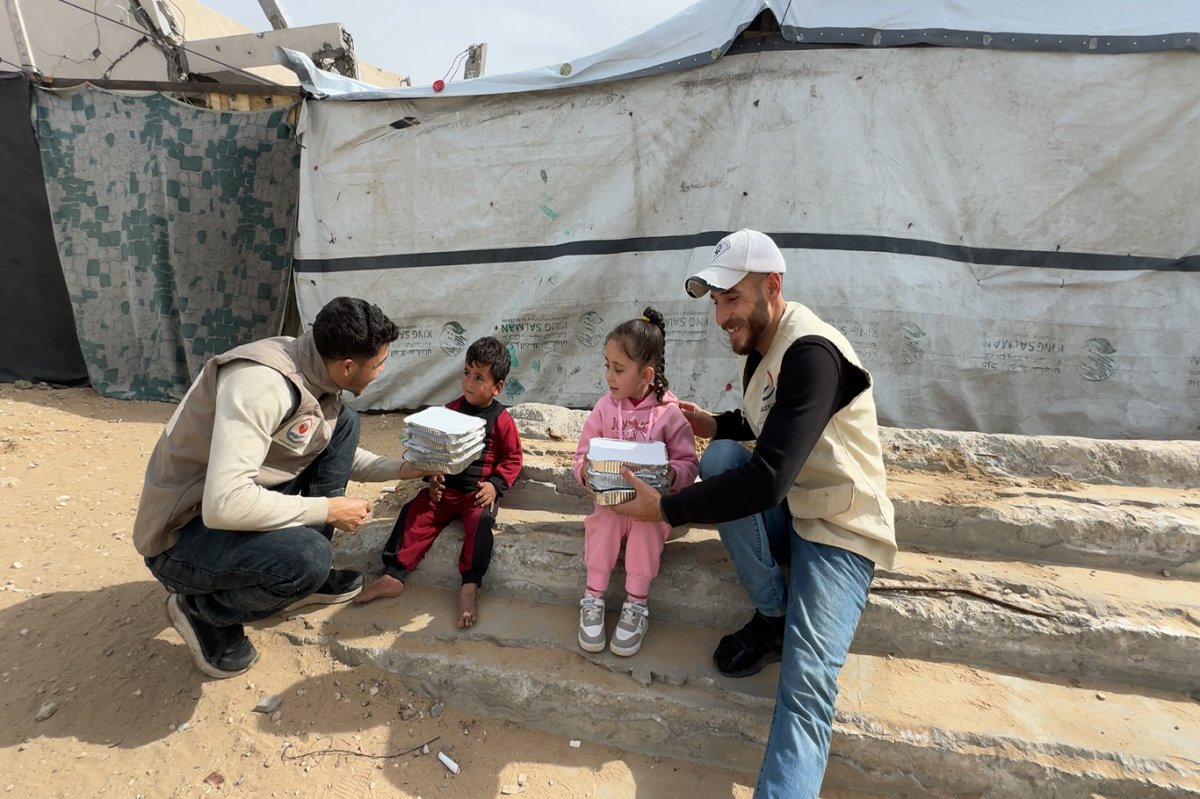 Yetimler Vakfı’ndan abluka altındaki Gazze’de sıcak yemek dağıtımı
