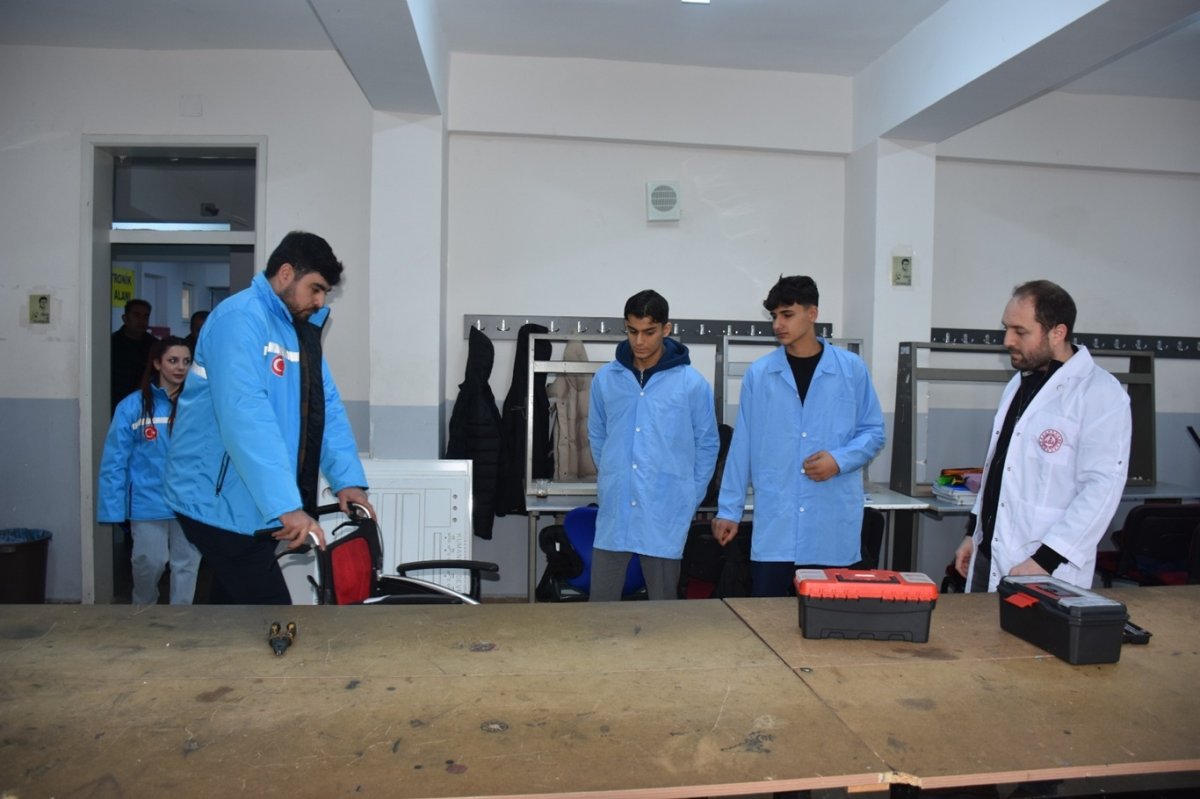 Öğrenciler engelliler için tekerlekli sandalyeleri ücretsiz onarıyor