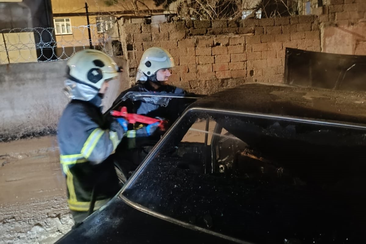 Batman'da park halindeki otomobil alev aldı