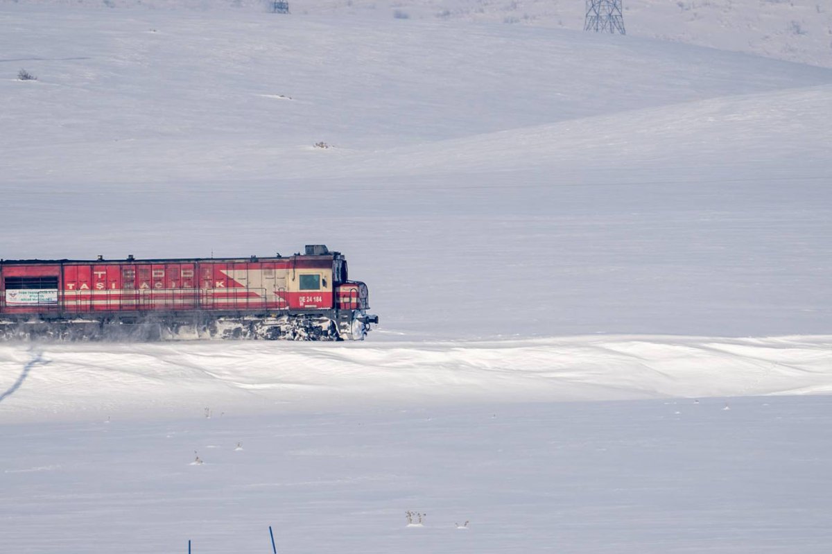 Bitlis'te karla bütünleşen tren yolculuğunda kartpostallık görüntüler