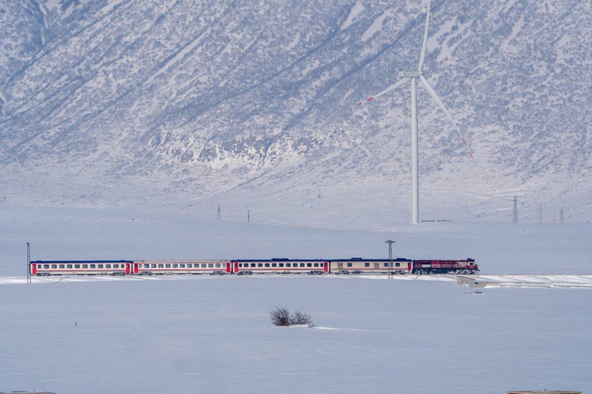 Bitlis'te karla bütünleşen tren yolculuğunda kartpostallık görüntüler