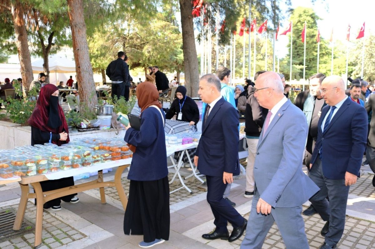 Mersin Üniversitesi’nde Gazze’ye destek için kermes düzenlendi