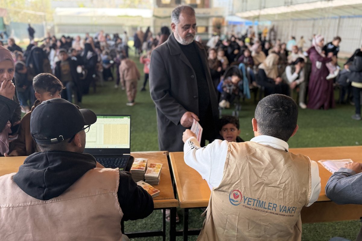 Yetimler Vakfı, Gazze'de Ramazan öncesi yetim aylıklarını dağıttı