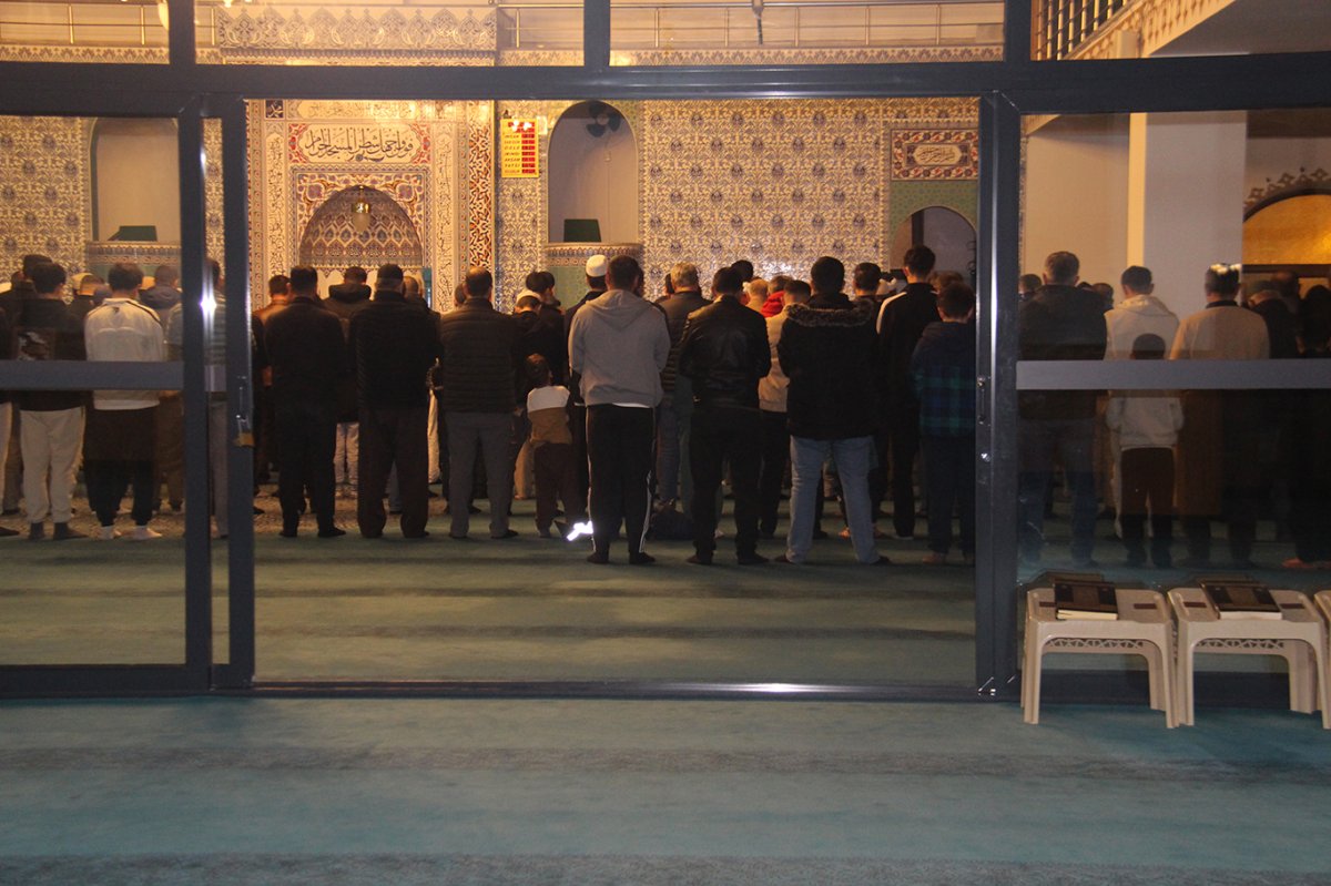 Diyarbakırlılar teravih namazı için camilerde saf tuttu
