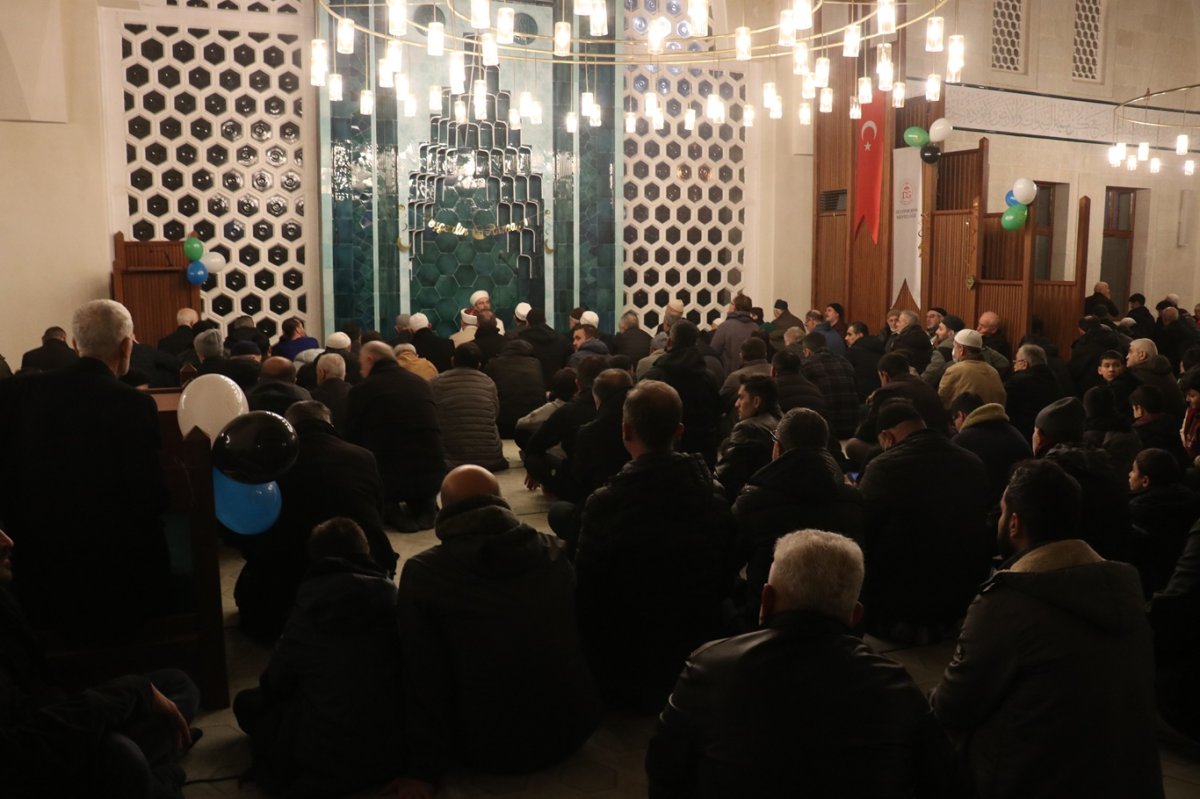 İstanbul'da ilk teravih heyecanı: Camiler dolup taştı