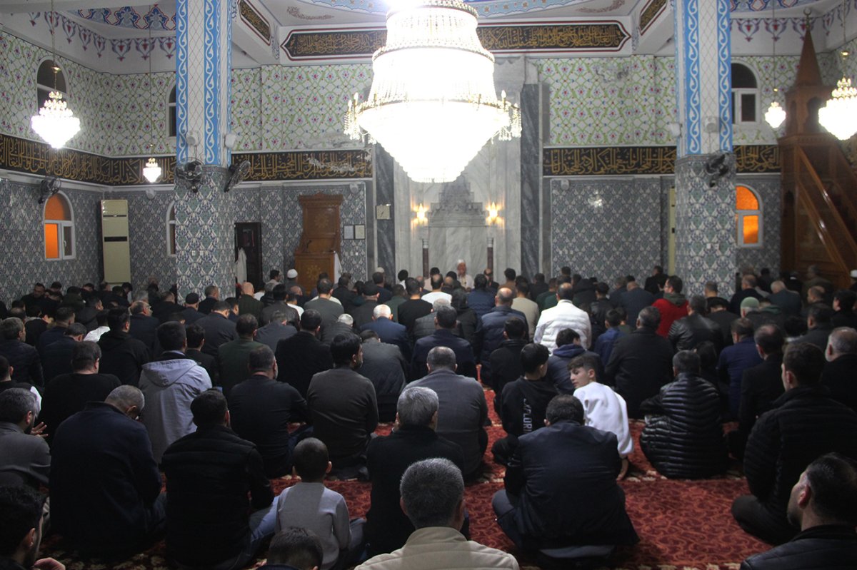 Ramazan ayının ilk teravihinde Cizreliler camilere akın etti