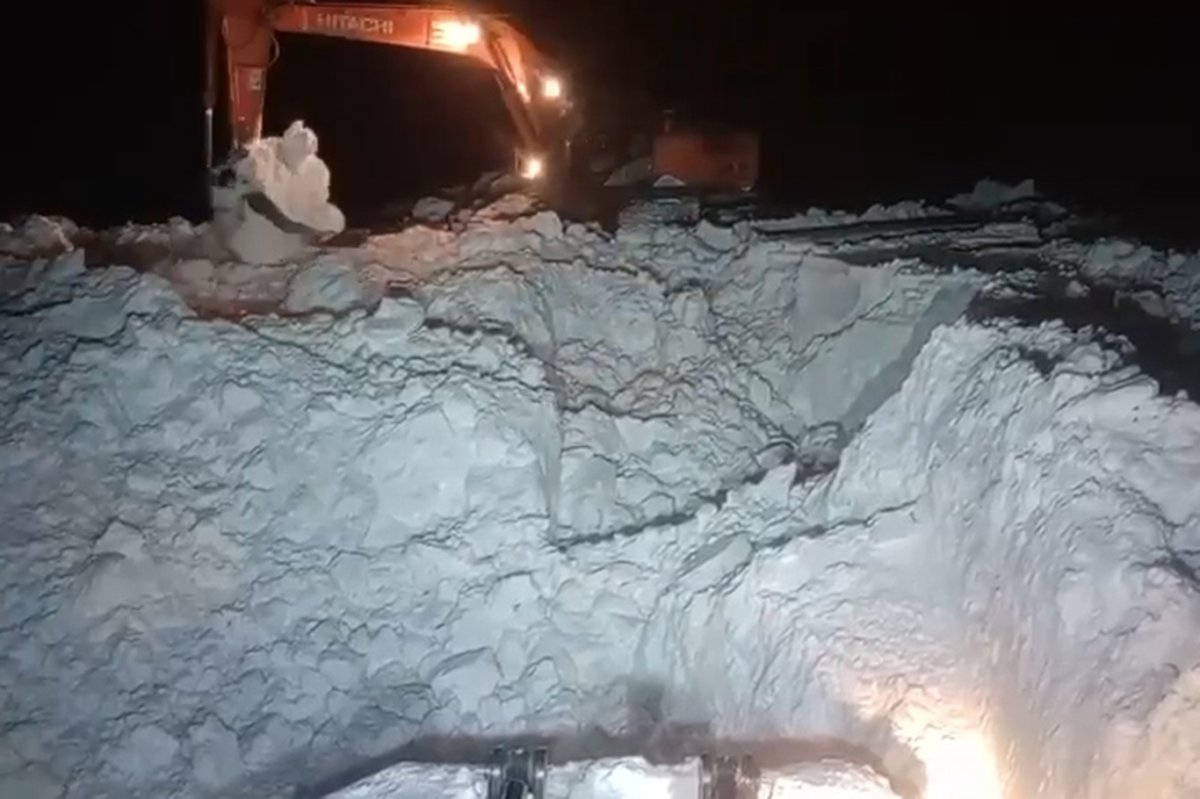 Şırnak'ta kar nedeniyle kapanan yolları açıldı