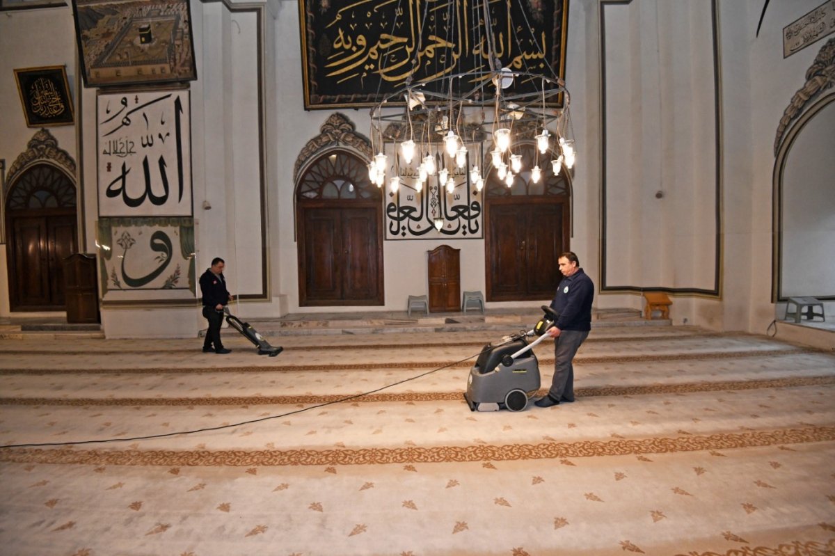 Bursa Ulu Camii’nde Ramazan temizliği