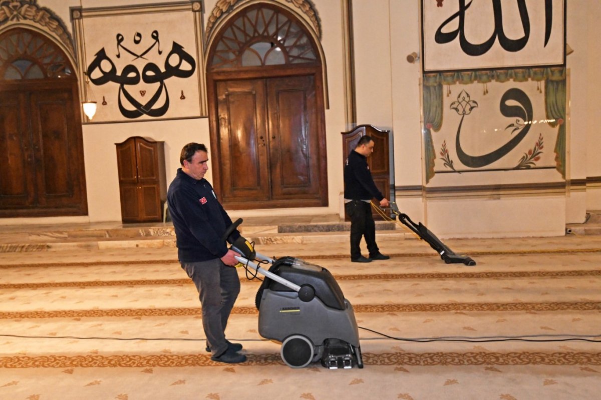 Bursa Ulu Camii’nde Ramazan temizliği