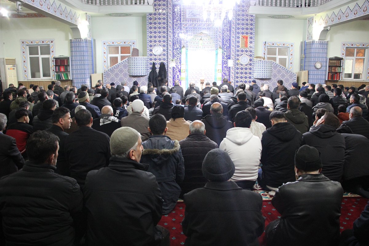 Gaziantep'te ilk teravih coşku ve heyecanla kılındı