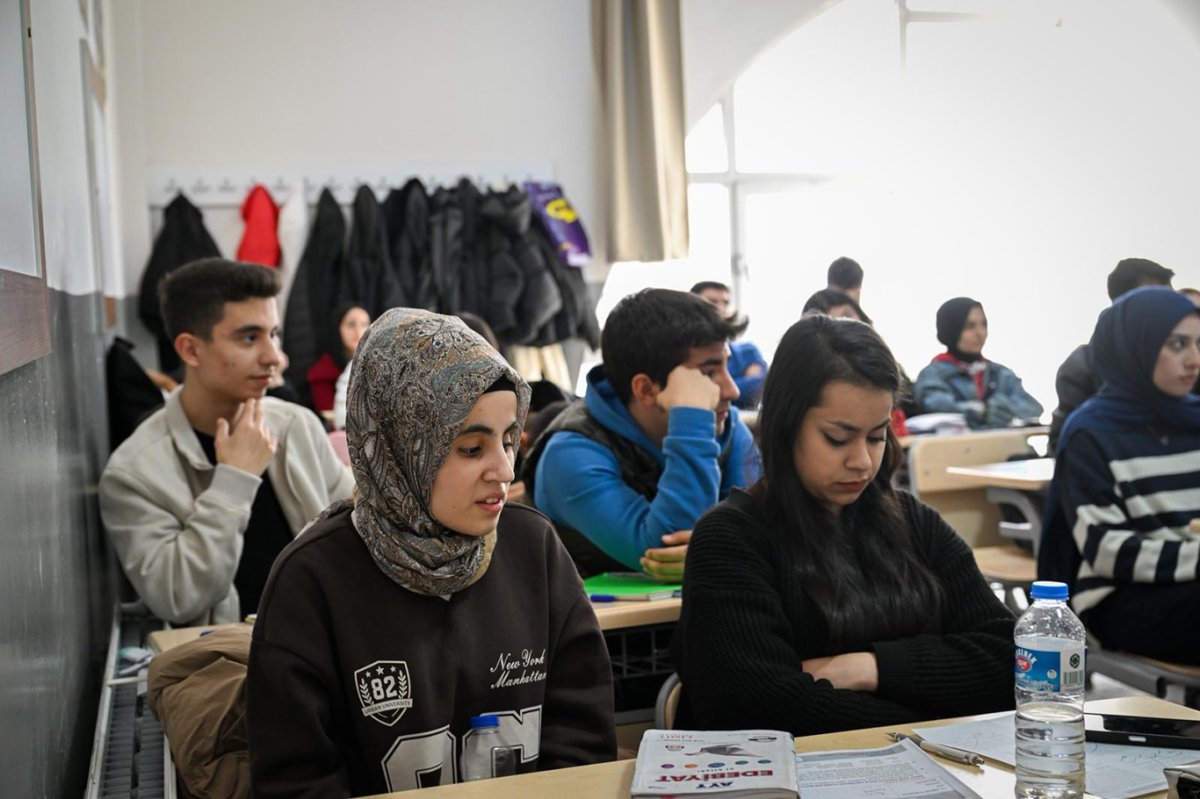 Görme engelli kardeşlerin azmi ilham veriyor