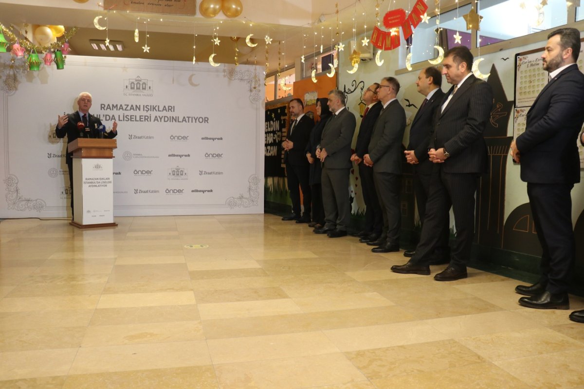 İstanbul'da okullar Ramazan için süslenip aydınlandı