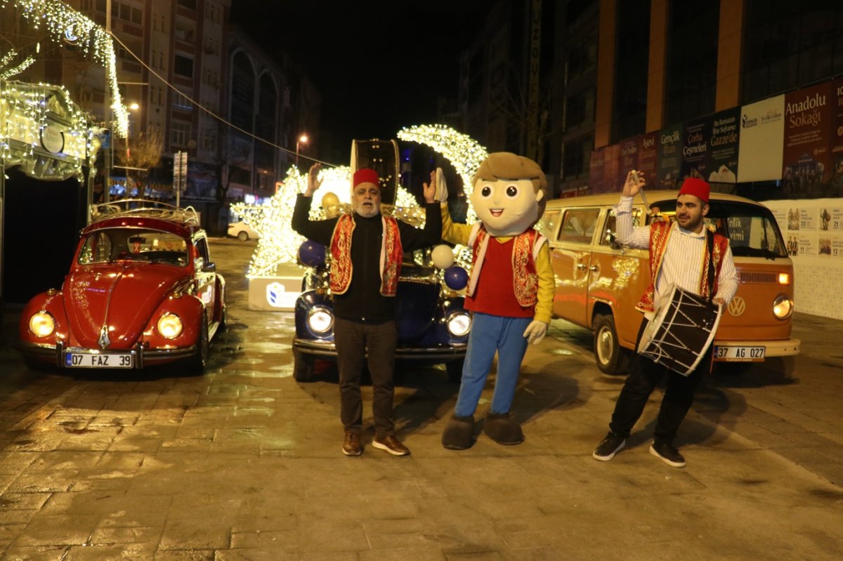 Nostaljik araçlarla sahura uyandırıyorlar