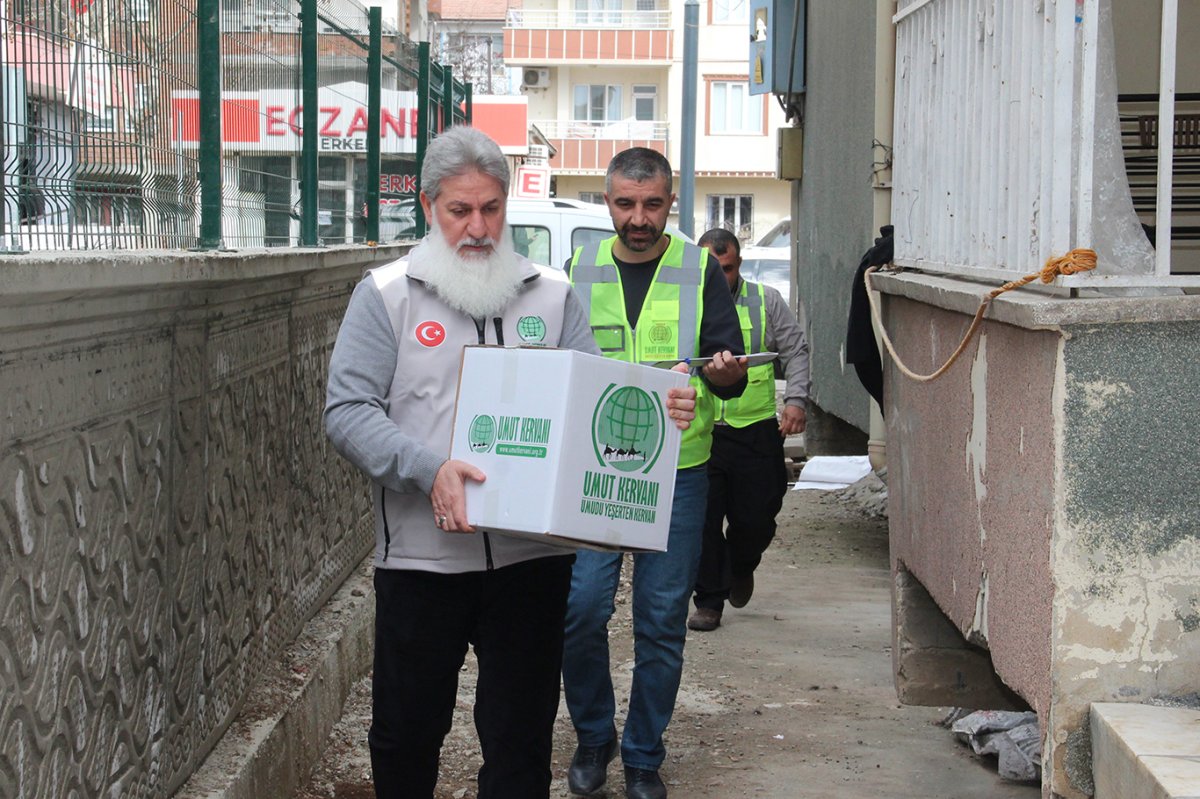Umut Kervanı, Batman'da 4 bin aile için gıda kolisi dağıtımına başladı