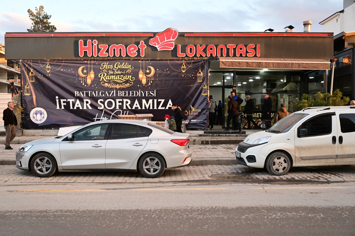 Battalgazi Belediyesi iftarı çadırlarda değil restoranda veriyor