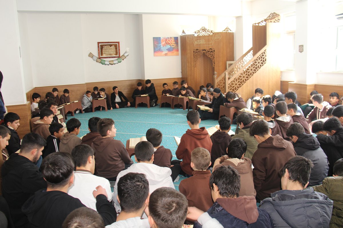 İmam hatipliler okul mescidlerinde mukabele halkalarında buluşuyor