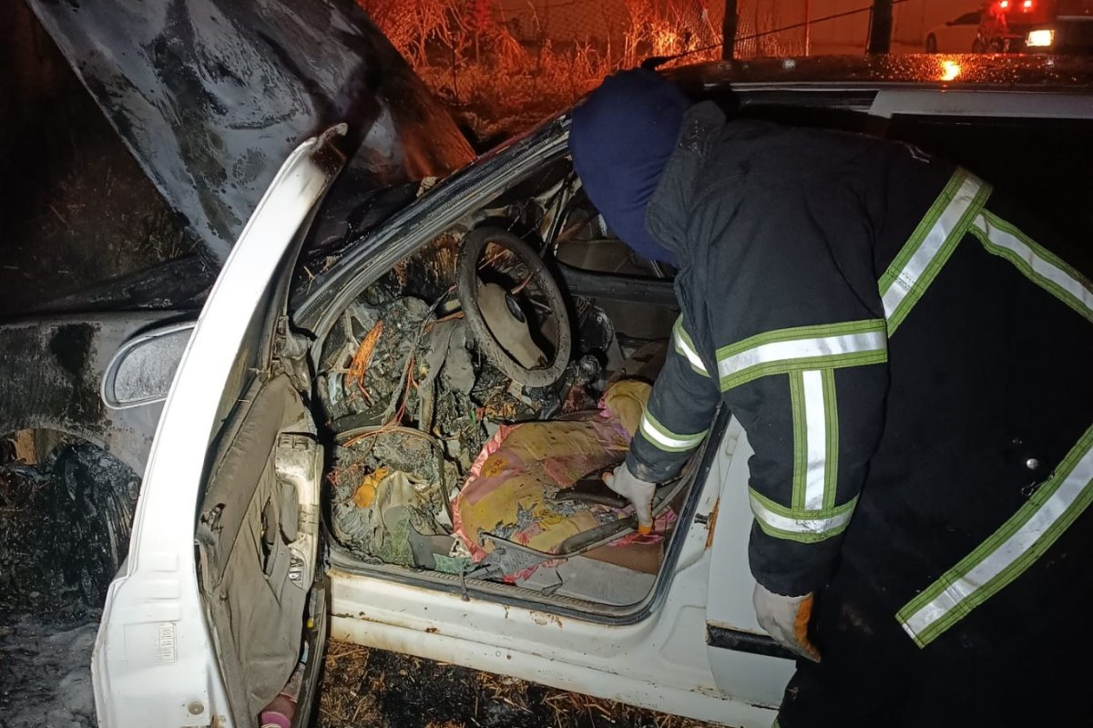 Mardin’de park halindeki otomobilde yangın çıktı