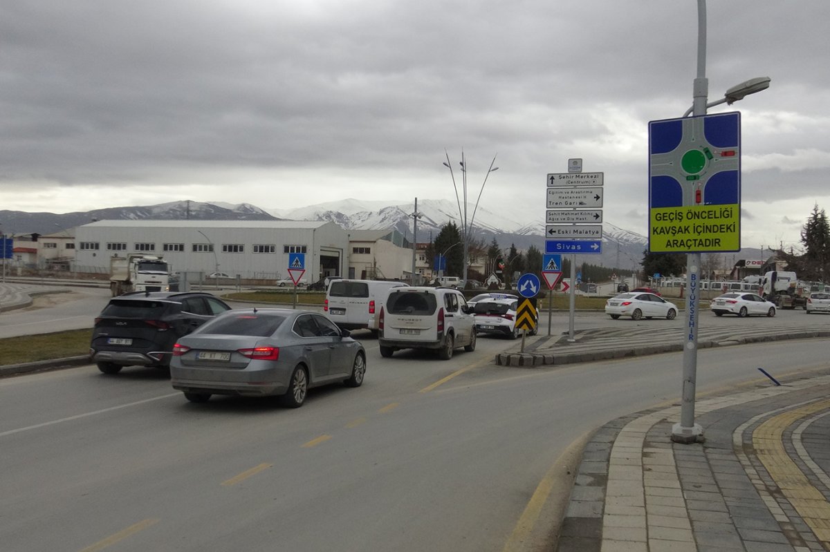 Direksiyon öğretmeni Mazlumoğlu: Sinyal yaktık diye yol bizim değil!