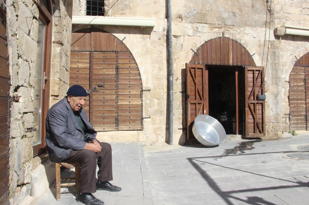 88 yaşındaki kalaycı ustası tüm sebatıyla orucunu tutmaya devam ediyor