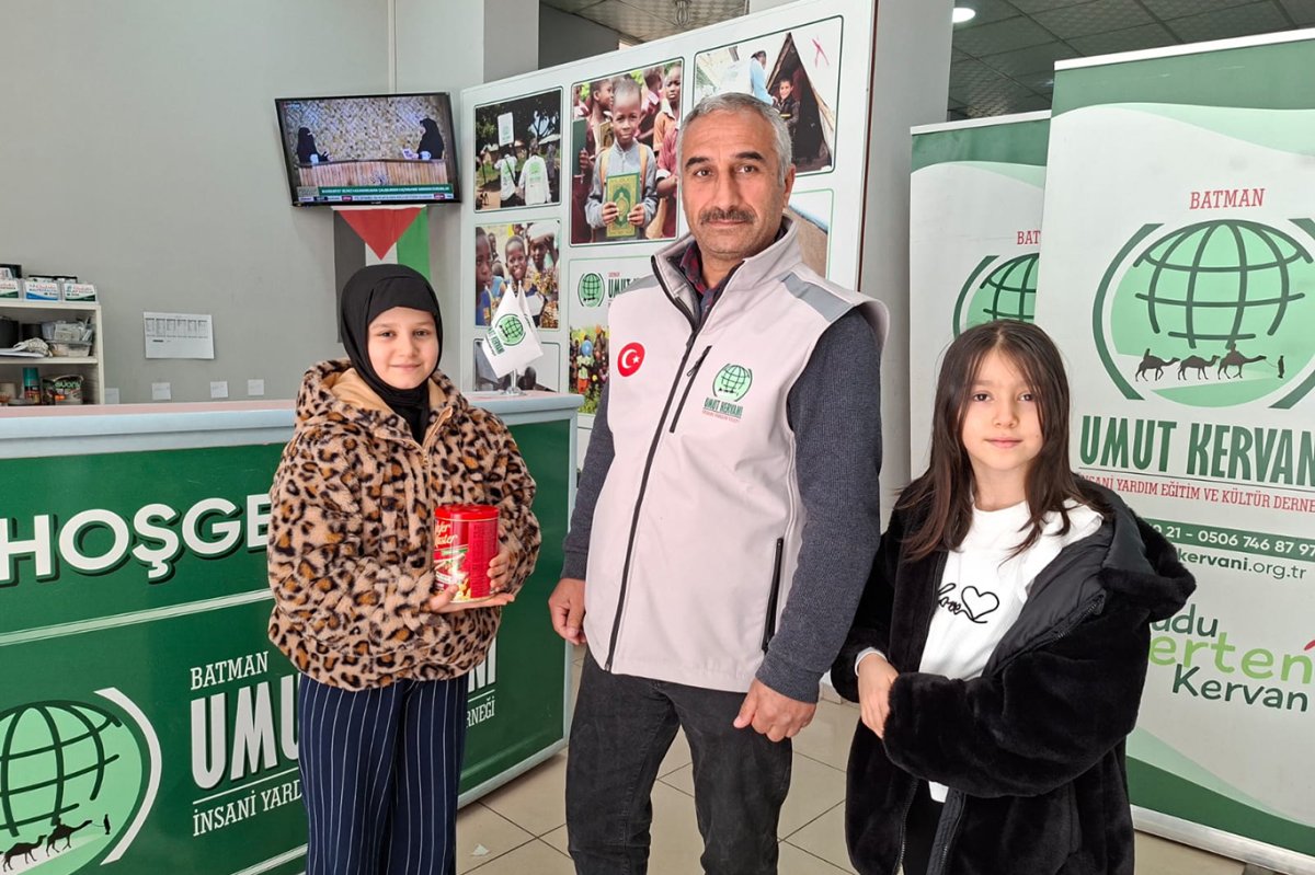 Minik yürekler kumbaralarını Gazze için açtı