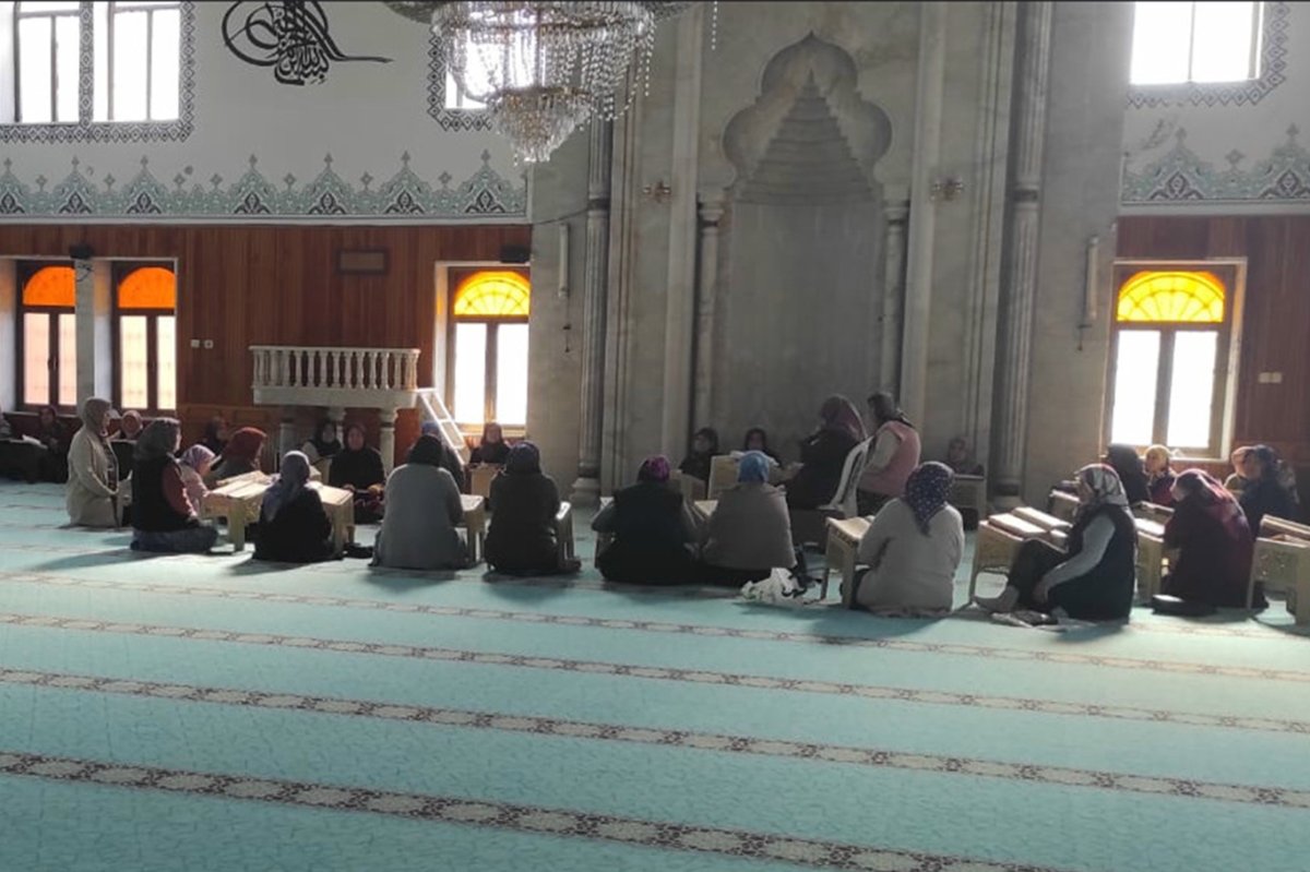 Ramazanda camiler kadınların Kur'an halkalarıyla doldu