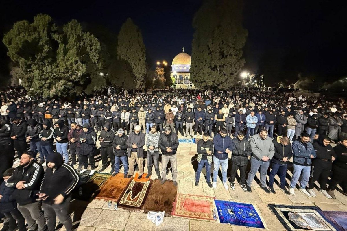 50 bin mümin tüm kısıtlamalara rağmen Mescid-i Aksa'da saf tuttu